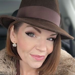 Meet your Posher, Eva